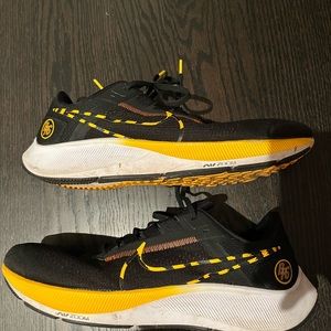 Nike Pegasus Trail 3
Black and yellow
Size 13